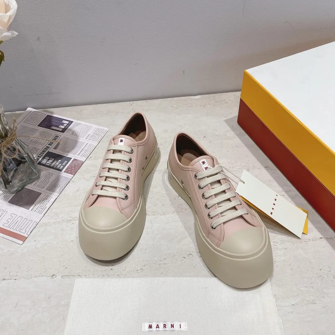 👟👟Ex-factory price 480👟👟Marni classic Mona fat-toe thick-soled shoes [Rose] Latest colorful double-cover packaging [Rose] Mainly recommended single product Cute and cute one, cute and fashionable taste, very good-looking on the feet ❗ Tired of regular white shoes, a pair of these thick-soled big-toe shoes can satisfy daily wear and full of street style. ————————- Upper: cowhide lining: crystal sheepskin. Outsole: The correct version of the outsole! The color is beige, not completely white. The bottom is 5cm thick. Number of yards: 35-39 (34.40 yards are custom-made and cannot be returned or exchanged)